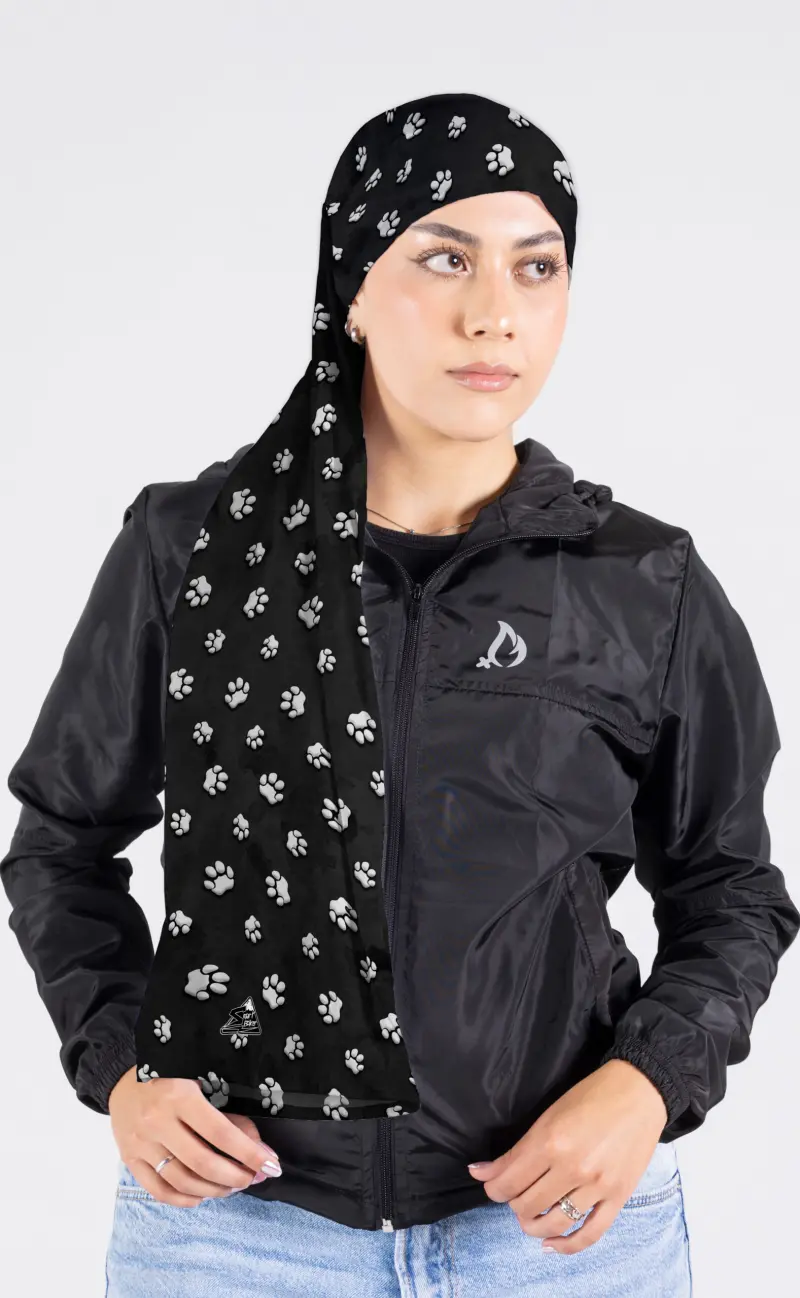 CUELLO LARGO GRAFICOS HUELLITAS BLACK